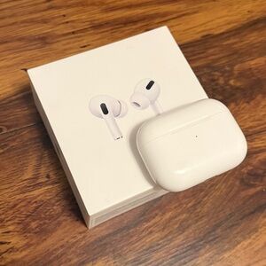 Read! Apple AirPods Pro Left with MagSafe Charging Case